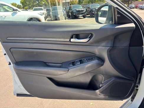 Used 2025 Nissan Altima 2.5 SV FWD image 18
