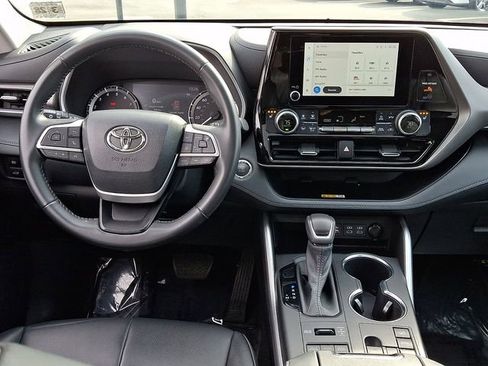 Used 2023 Toyota Highlander XLE image 12