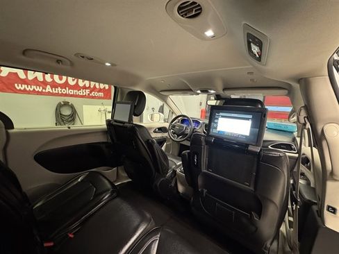 Used 2022 Chrysler Pacifica Touring-L w/ Uconnect Theater Family Group image 14