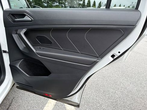 Used 2022 Volkswagen Tiguan SE w/ Panoramic Sunroof Package FWD image 16