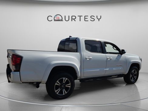 Used 2019 Toyota Tacoma TRD Sport w/ Technology Package image 6