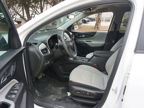 Used 2020 Chevrolet Equinox LS w/ LS Convenience Package FWD image 2