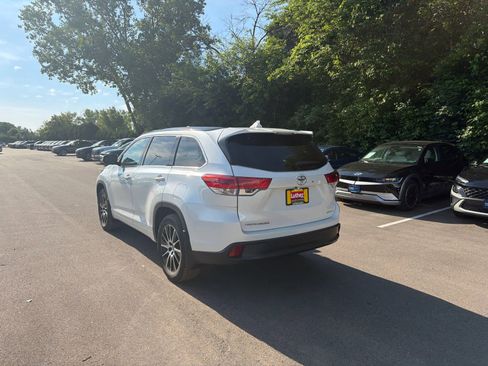Used 2017 Toyota Highlander SE AWD/4WD image 3