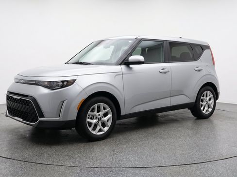 Used 2025 Kia Soul LX w/ LX Technology Package FWD image 2