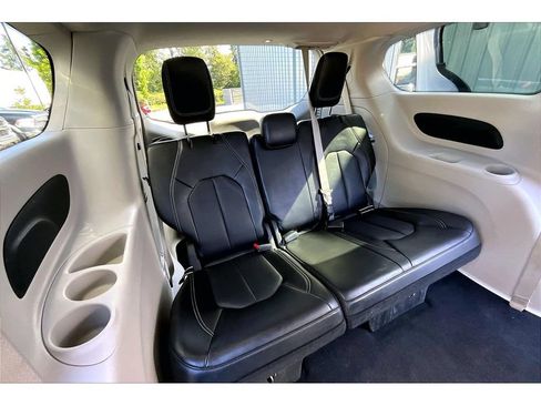 Used 2024 Chrysler Pacifica Touring-L FWD image 27