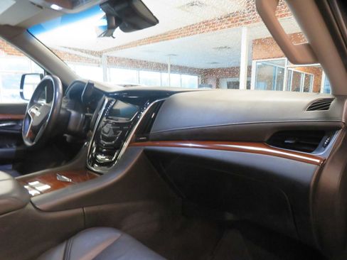 Used 2018 Cadillac Escalade Luxury AWD/4WD image 33