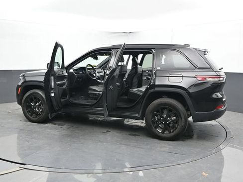 Used 2025 Jeep Grand Cherokee Altitude AWD/4WD image 52