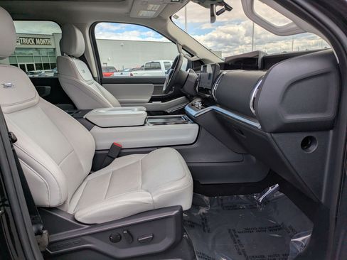 Certified 2025 Ford Expedition Platinum image 32