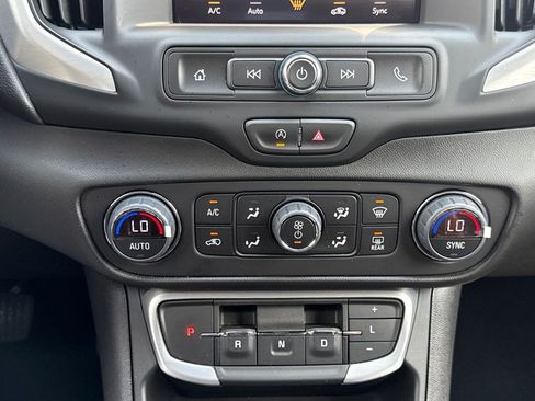 Used 2024 GMC Terrain SLE w/ Driver Convenience Package FWD image 30