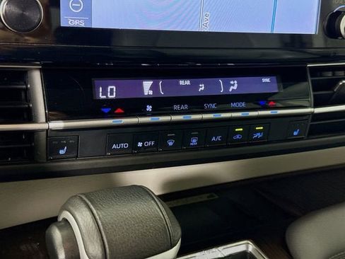 Certified 2022 Toyota Sienna XLE w/ XLE Plus Package FWD image 18