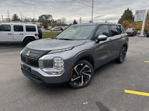 Used 2023 Mitsubishi Outlander SE image 3