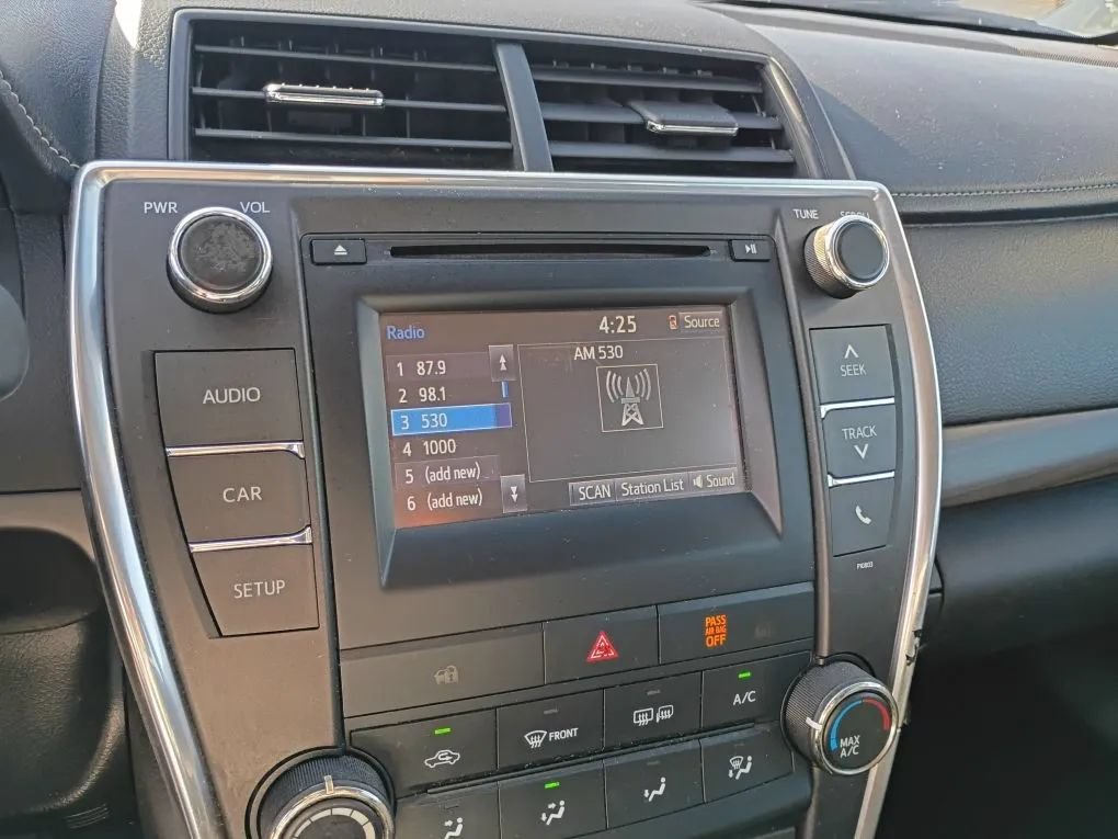Used 2015 Toyota Camry LE FWD image 11