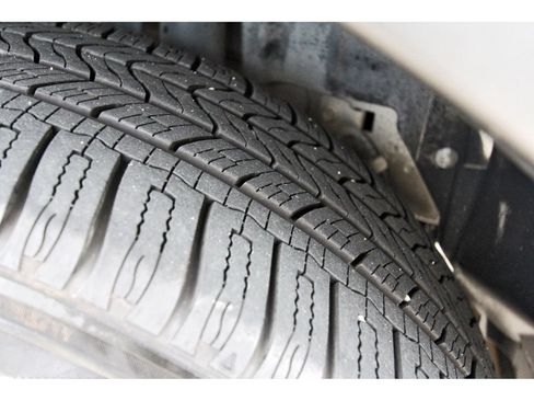 Used 2018 Ford Explorer XLT w/ Equipment Group 202A FWD image 32