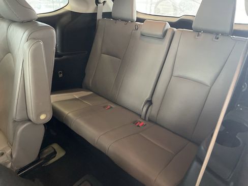 Used 2023 Toyota Highlander Platinum image 11