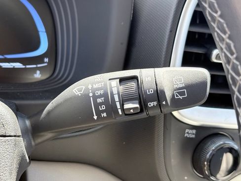 Used 2025 Hyundai Venue SEL FWD image 18
