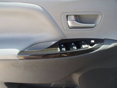 Used 2018 Toyota Sienna XLE w/ XLE Navigation Package FWD image 29