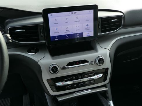 Used 2024 Ford Explorer XLT w/ Equipment Group 202A image 18