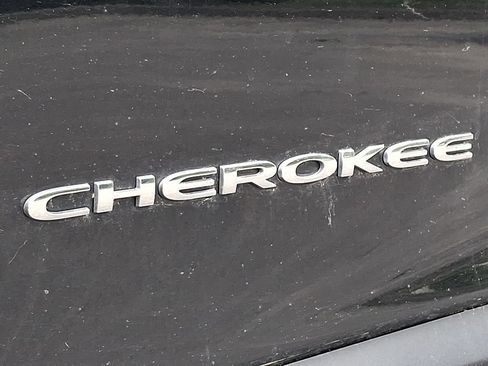 Certified 2019 Jeep Cherokee Latitude Plus w/ Comfort/Convenience Group AWD/4WD image 30