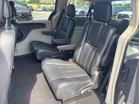 Used 2013 Chrysler Town & Country Touring-L w/ Driver Convenience Group FWD image 5