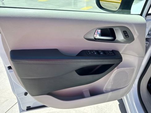 Used 2023 Chrysler Pacifica Touring-L FWD image 10