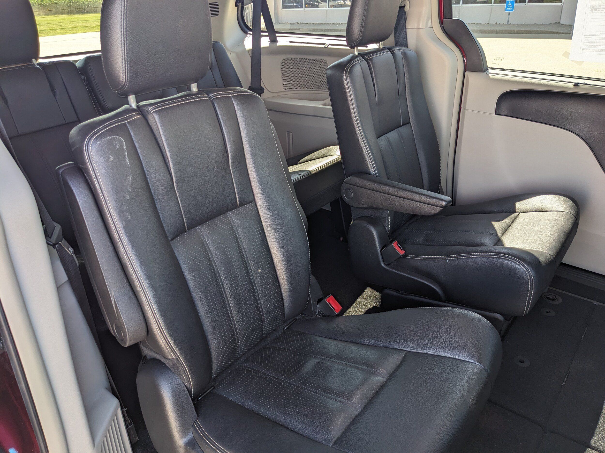 Used 2016 Chrysler Town & Country Touring-L FWD image 38