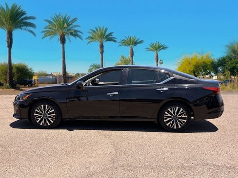 Used 2025 Nissan Altima 2.5 SV FWD image 2