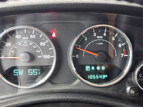 Used 2017 Jeep Wrangler Unlimited Sahara w/ Connectivity Group image 31