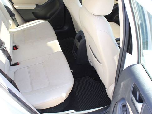 Used 2017 Volkswagen Jetta SE image 17