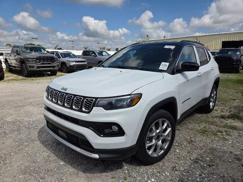 Used 2025 Jeep Compass Limited AWD/4WD image 3