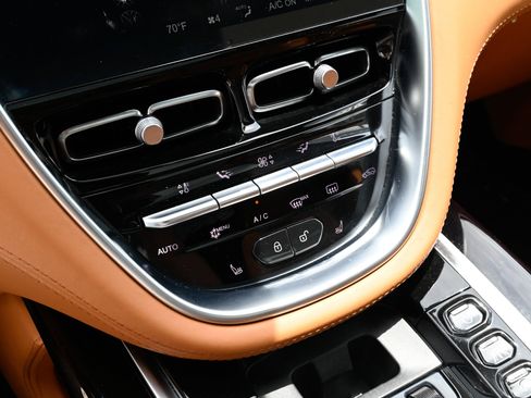 Used 2024 Aston Martin DBX AWD/4WD image 29