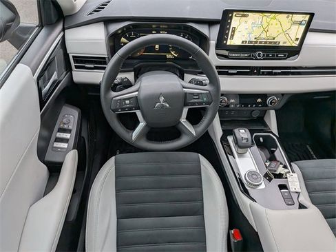 New 2025 Mitsubishi Outlander SE image 30