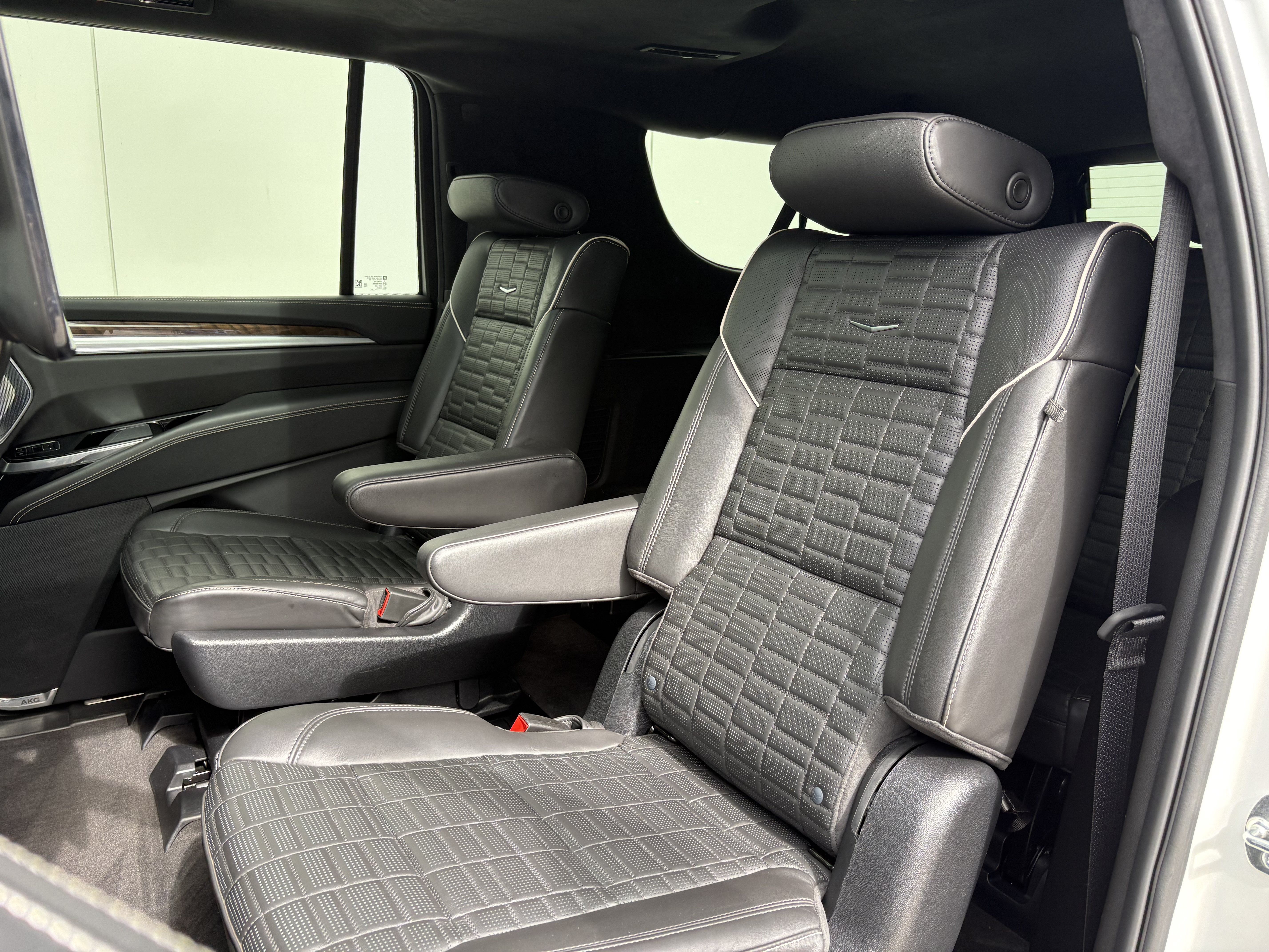 Used 2025 Cadillac Escalade ESV Sport Platinum w/ LPO, ONYX Package AWD/4WD image 13
