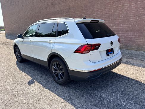 Used 2022 Volkswagen Tiguan SE w/ Panoramic Sunroof Package FWD image 3