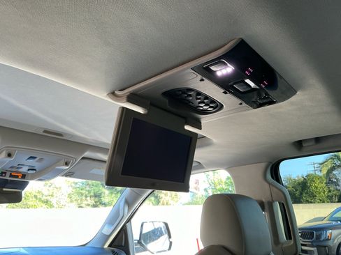 Used 2020 Cadillac Escalade ESV Premium Luxury image 29