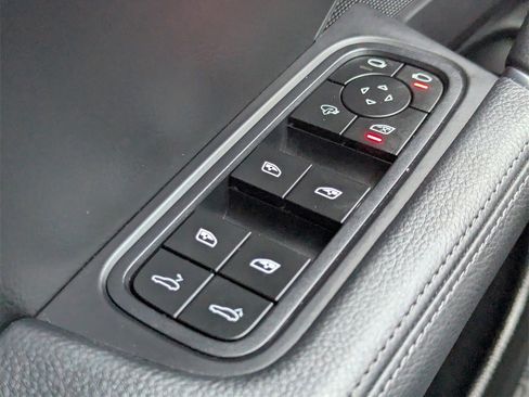 Used 2023 Porsche Cayenne Platinum Edition image 19