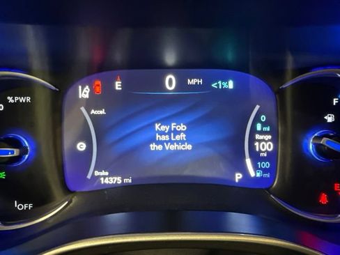 Used 2023 Chrysler Pacifica Touring-L FWD image 12