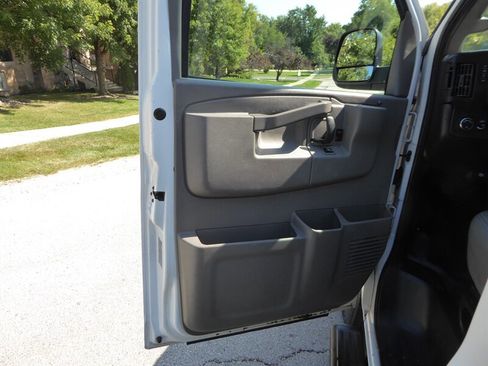 Used 2018 Chevrolet Express 3500 LS image 21