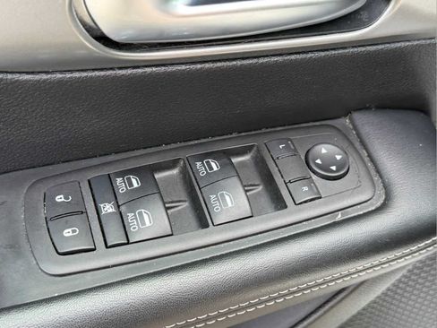 Used 2025 Chrysler Pacifica Select FWD image 5