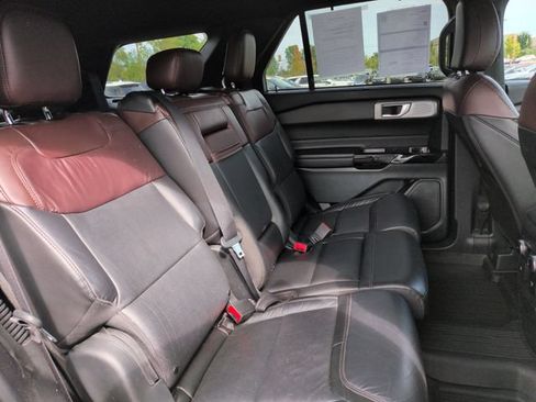 Certified 2023 Ford Explorer Platinum w/ Technology Package AWD/4WD image 17