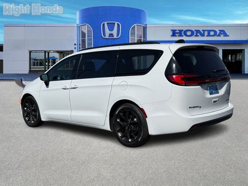 Used 2025 Chrysler Pacifica Limited image 4