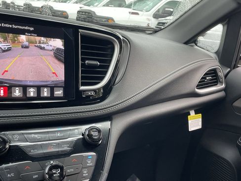 New 2026 Chrysler Pacifica Select image 28