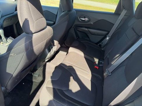 Used 2015 Jeep Cherokee Latitude w/ Comfort/Convenience Group image 11