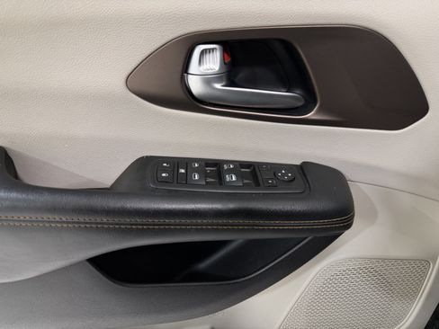 Used 2017 Chrysler Pacifica Touring-L FWD image 15