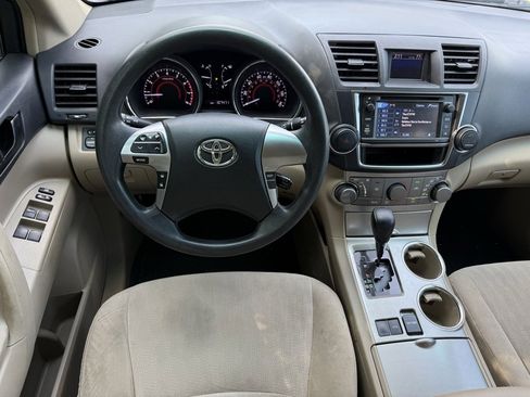 Used 2013 Toyota Highlander Base image 9