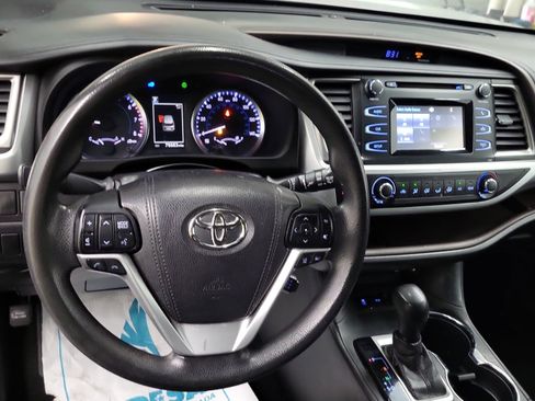 Used 2017 Toyota Highlander LE w/ Carpet Mat Package image 11