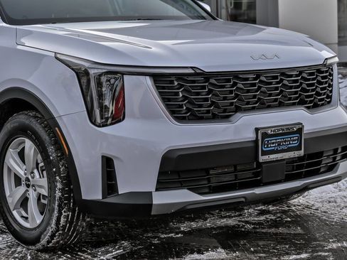 Used 2025 Kia Sorento LX image 11