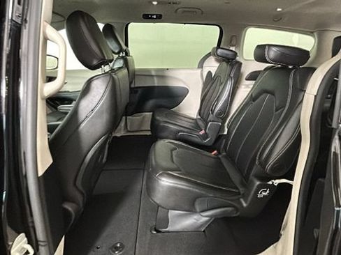Used 2024 Chrysler Pacifica Touring-L FWD image 26