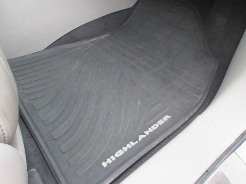 Used 2013 Toyota Highlander Limited image 32