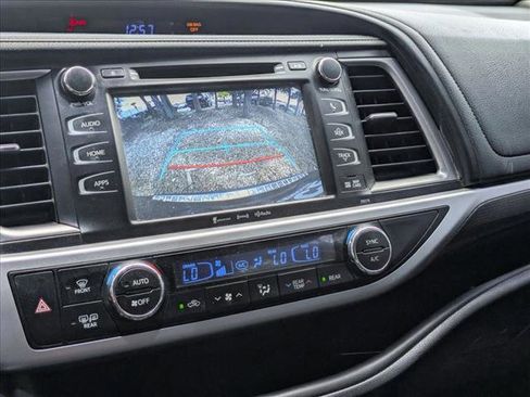 Used 2017 Toyota Highlander SE FWD image 12