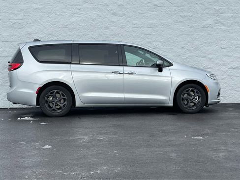 Used 2023 Chrysler Pacifica Touring-L w/ Uconnect Theater Family Group image 5